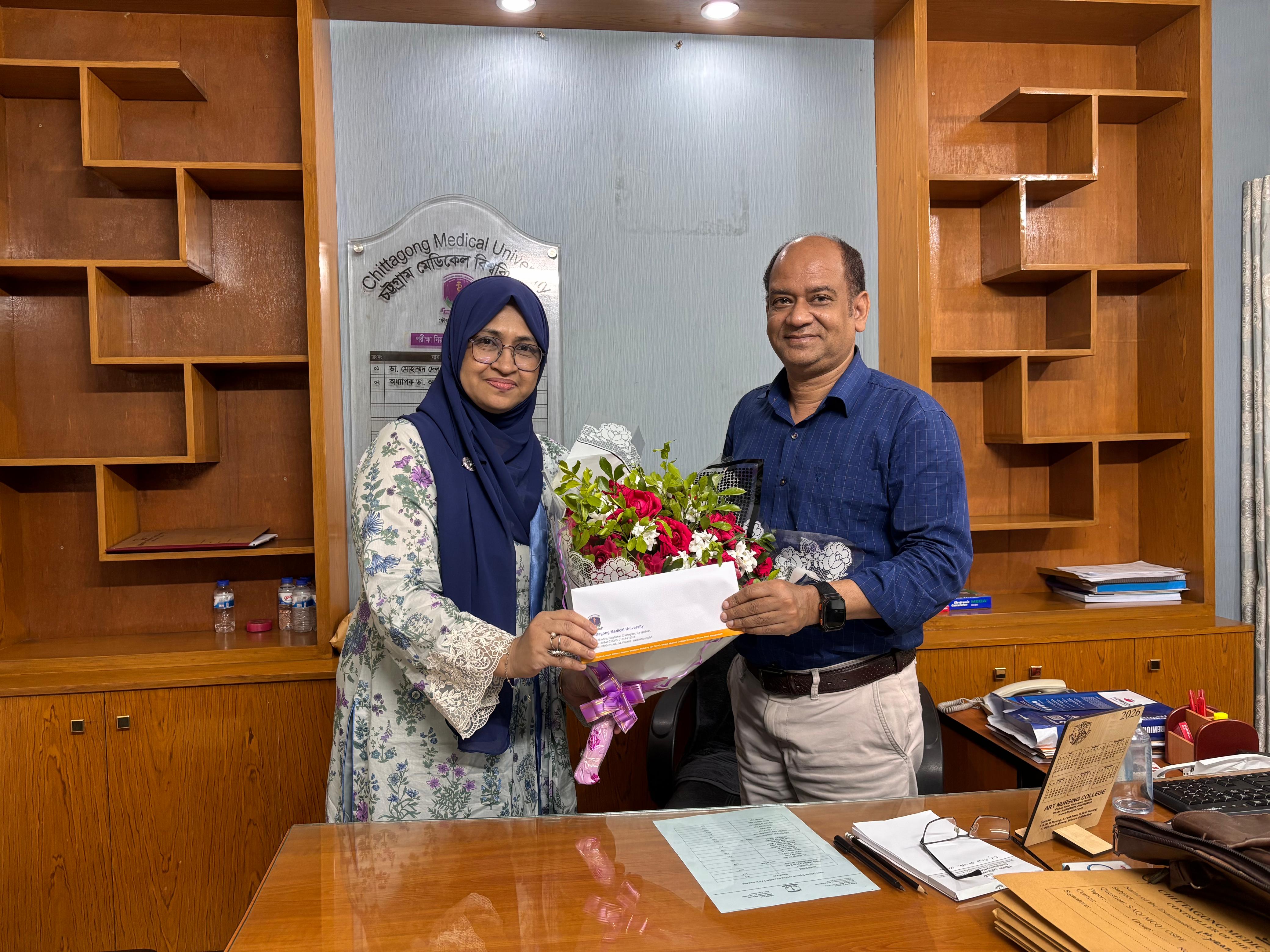 নবনিযুক্ত পরীক্ষা নিয়ন্ত্রক অধ্যাপক ডা. অজয় দেব কে ফুলেল শুভেচ্ছা ও অভিনন্দন জানিয়েছেন বিশ্ববিদ্যালয়ের রেজিস্ট্রার অধ্যাপক ডা.সুলতানা রুমা আলম।